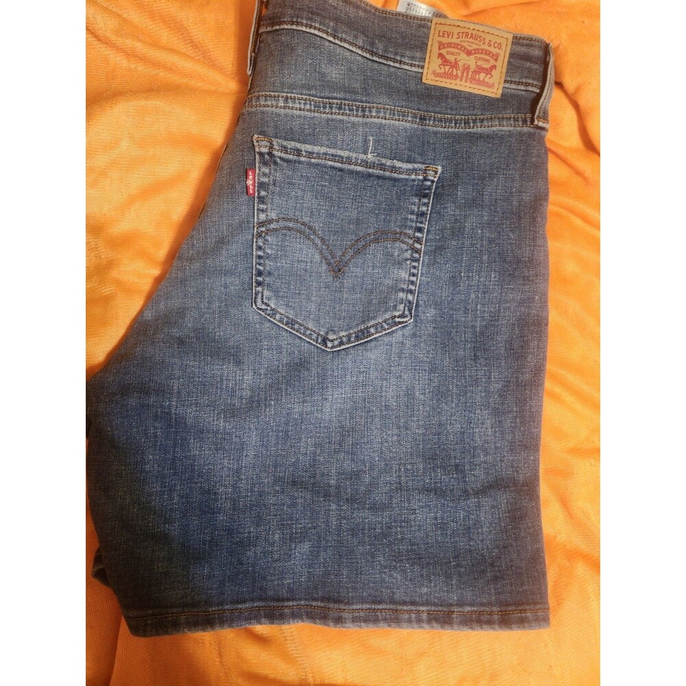 Levi's Women's Mid Length Shorts Size 16W NWOT